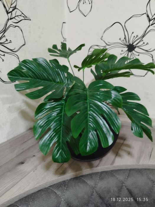 Искусственный цветок с горшком