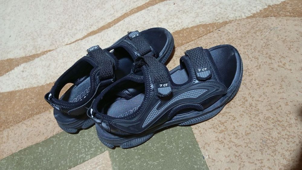 Bolalar uchun oyoq kiyim.