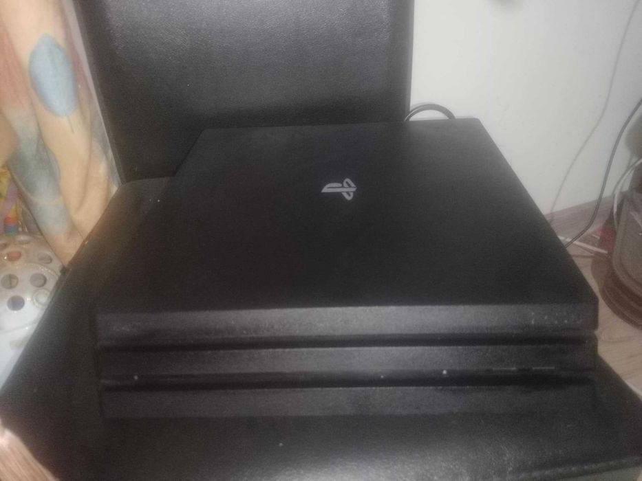 PS4 Pro-като нов+3 игри