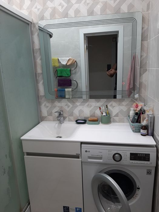 Раковина тумба с зеркалом.