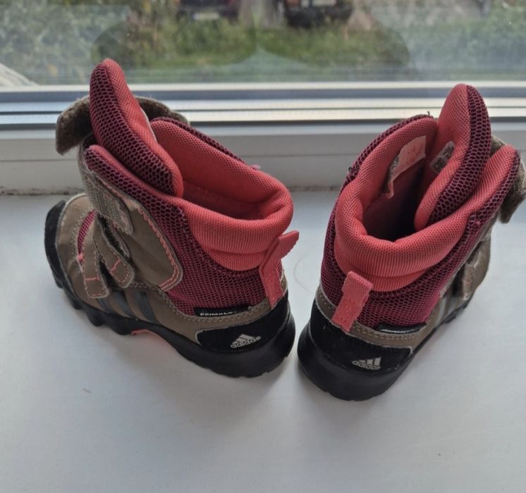 Ghete Adidas 23 pentru joacă.