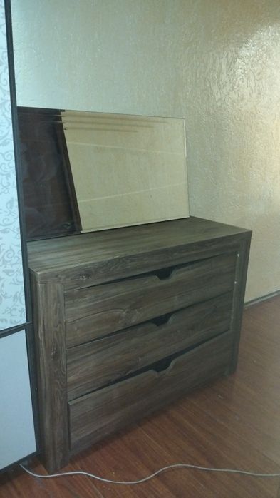 Продам комод и зеркало в комлекте