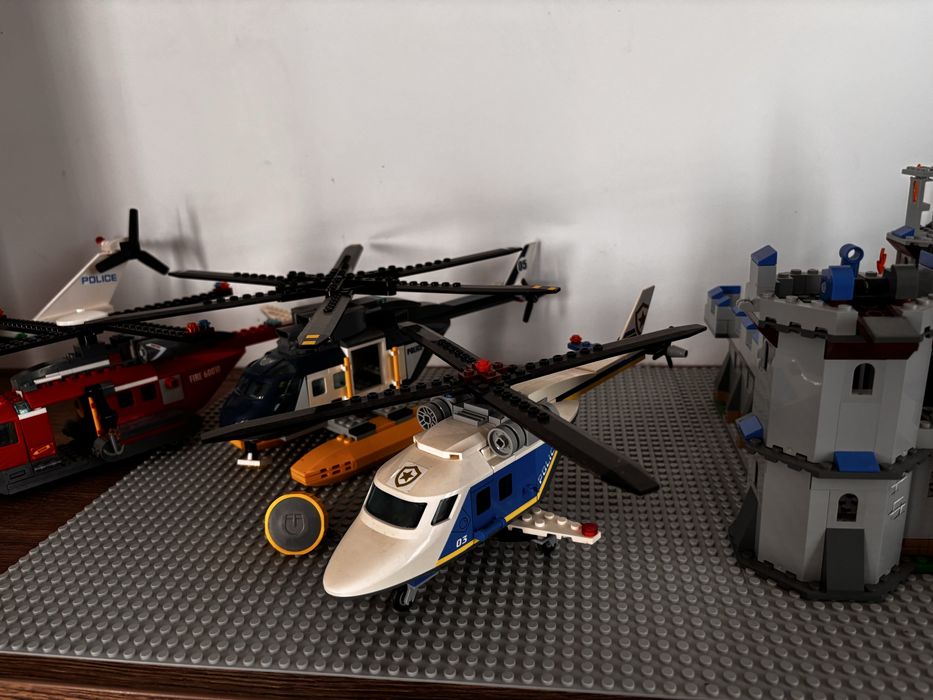 Lego Castel, figurine, baza acvatica, elicoptere