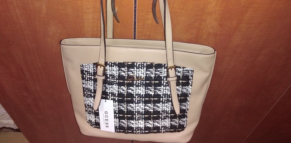 Geanta de dama, marca Guess.
