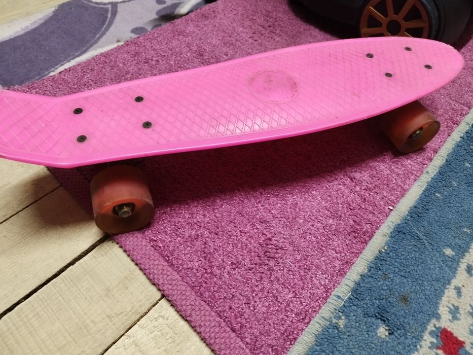 Skateboard fete roz