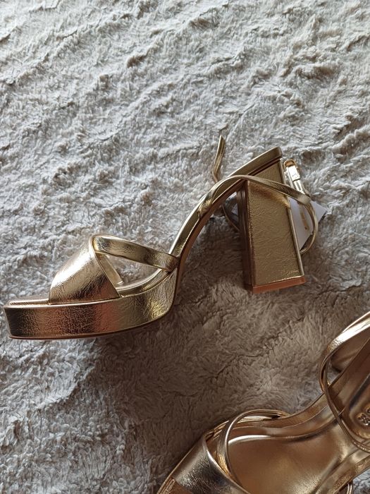 Сандали златисти на ток и платформа