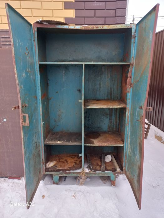 Продам два металлических шкафа