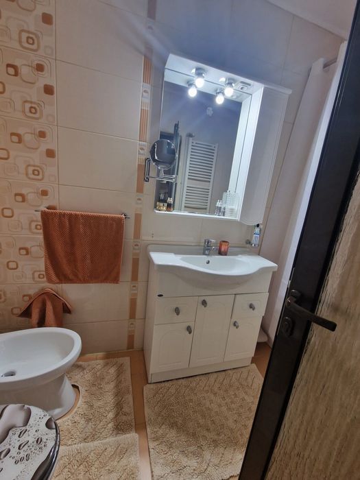 Apartament cu trei camere de vânzare