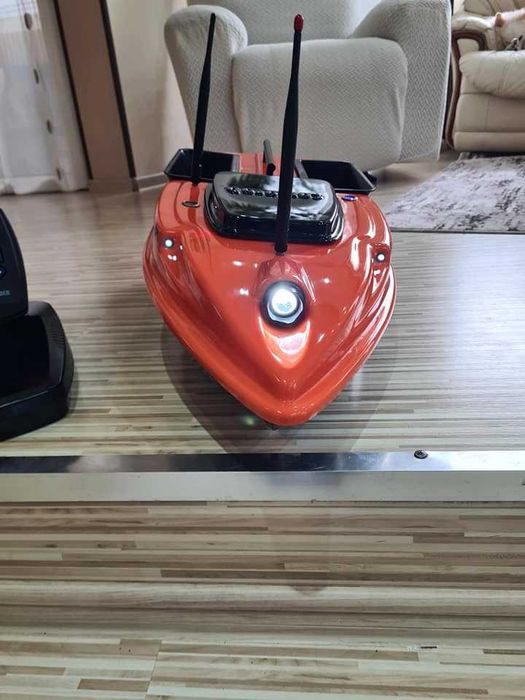 Лодка за захранка с GPS и сонар