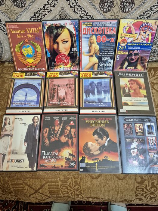 Видео кассеты и диски с фильмами