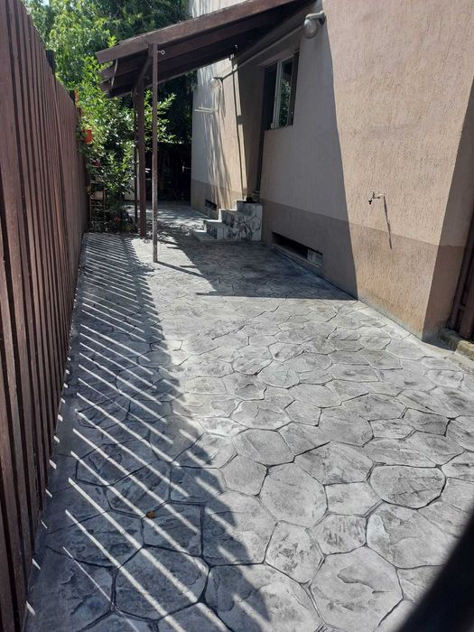 Apartament unic cu 2 camere, 2 bai si curte individuala