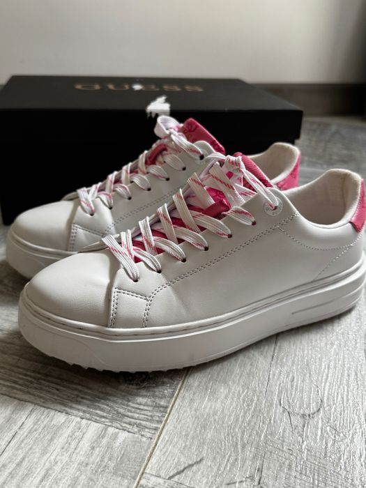 Бели обувки Guess