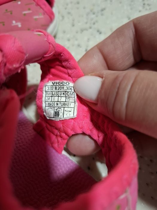 Продаются сандалии на девочку 24 разм.