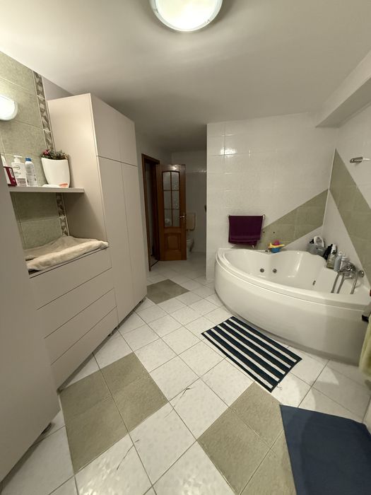 Vand apartament 3 camere, 2 băi, saună, etaj 2 – Str. Venus, Bacău