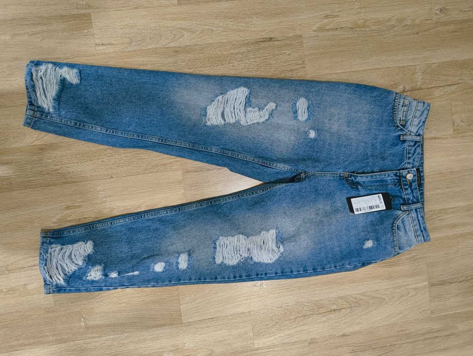 Blugi Mom fit cu rupturi