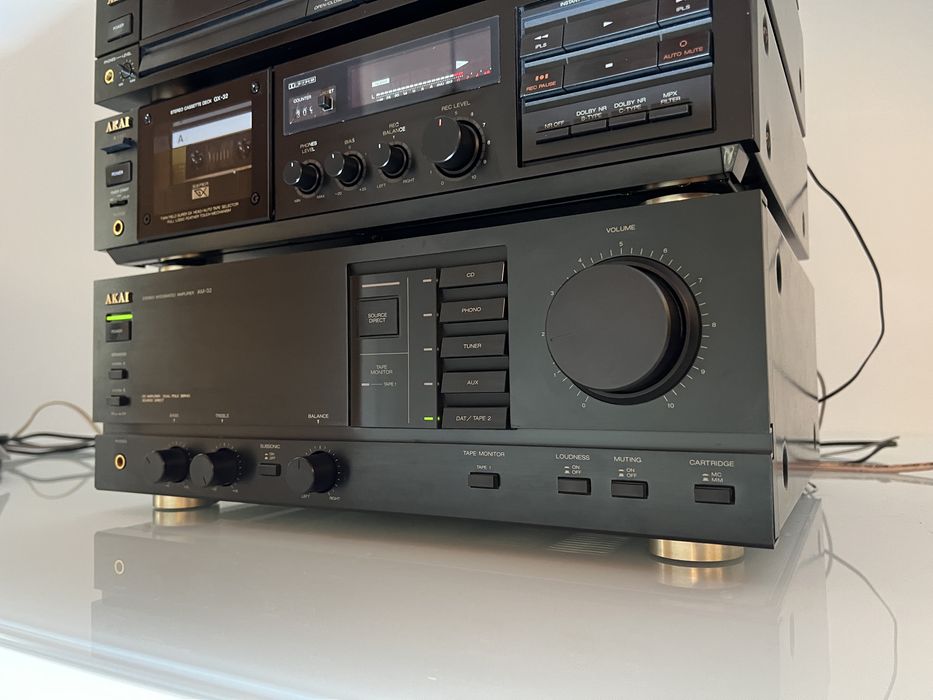 Linie Akai deck GX-32, amplificator AM-32, CD-32, tuner AT-52