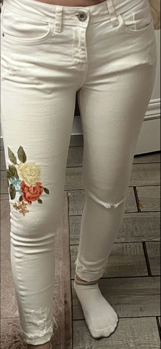 Белые джинсы ZARA с цветочным узором
