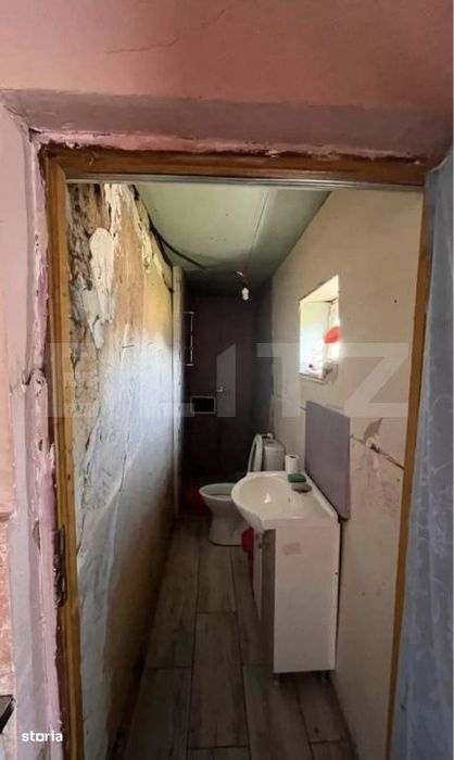 Casa de vanzare, cu 10 ari de teren, in zona linistita