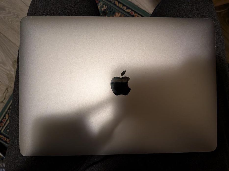 Vând macbook pro M1, display spart