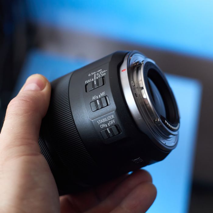 Canon RF 85mm f/2 Macro IS STM