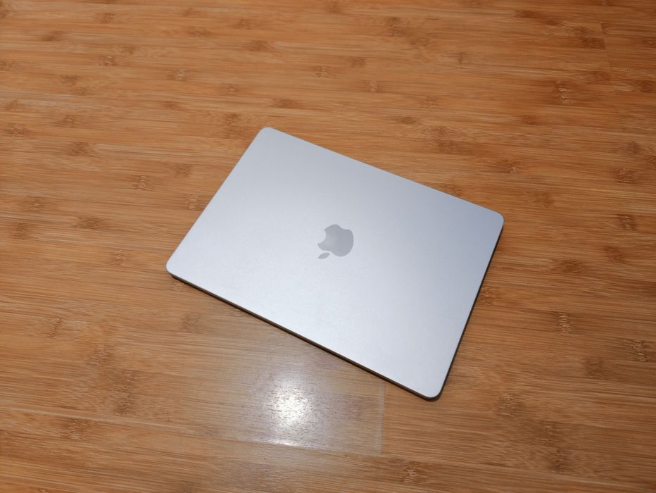 Apple MacBook Air 13' 2025, Procesor Apple M4 , 16G RAM, 512GB Stocare, silver , ca nou, baterie 100%