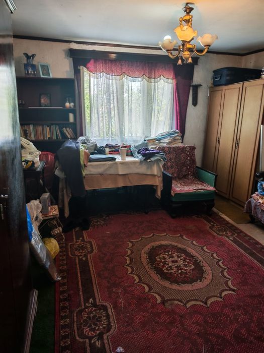 Vând casa si teren