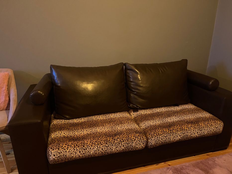 Кожен диван с животински принт