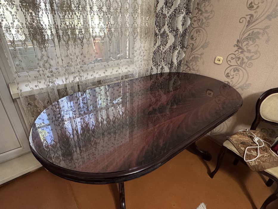 Мебель стол, сервант,