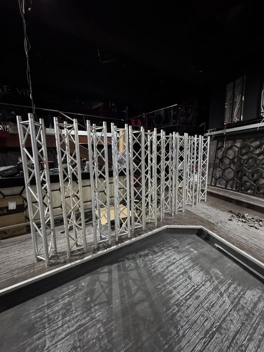 Триъгълна ферма за осветление