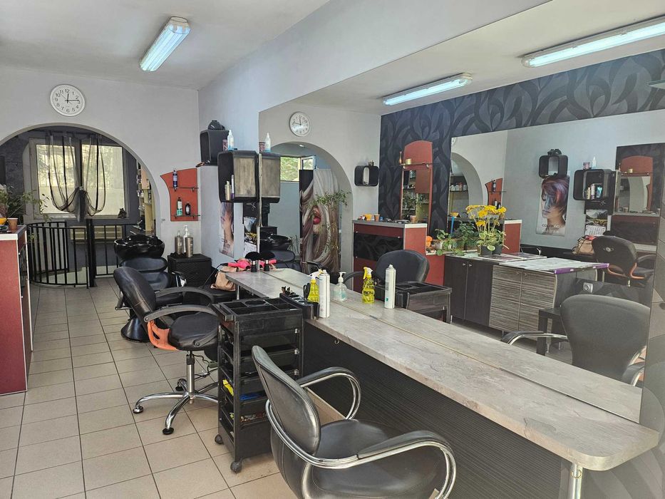 Оборудвано работно място за фризьор