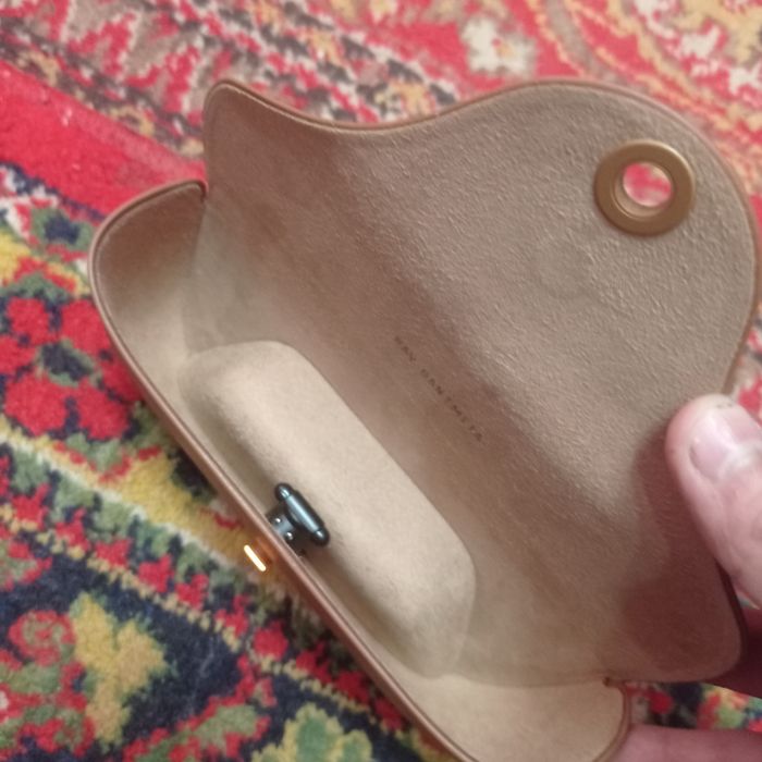 Ray ban ochki qutisi ishlashi zor zaryat oladi qarishniviy rangda  zor