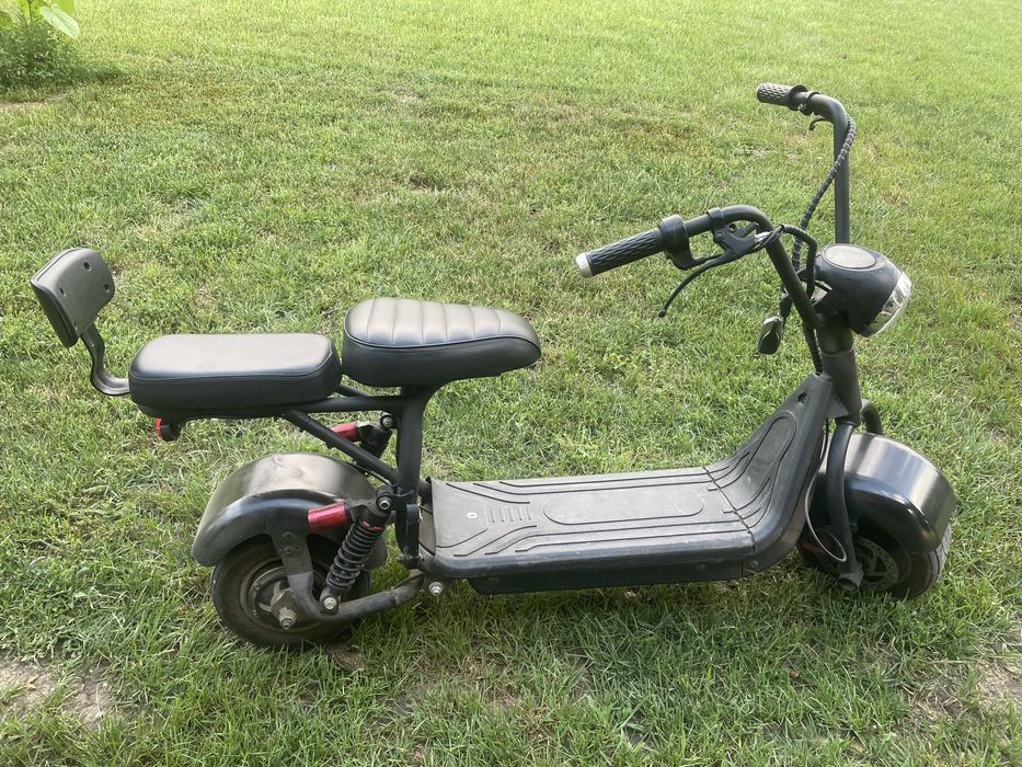 Vand moped cu 1800 de lei pret negociabil