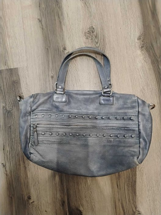 Сребриста чанта от естествена кожа