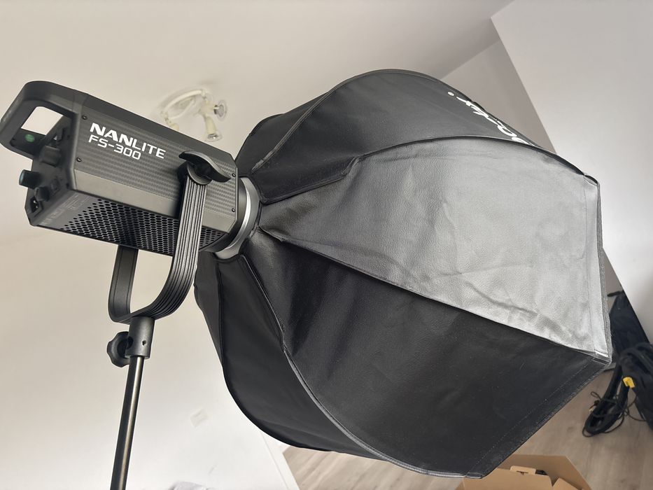 Set lumină video profesională NANLITE FS-300 + Softbox GODOX