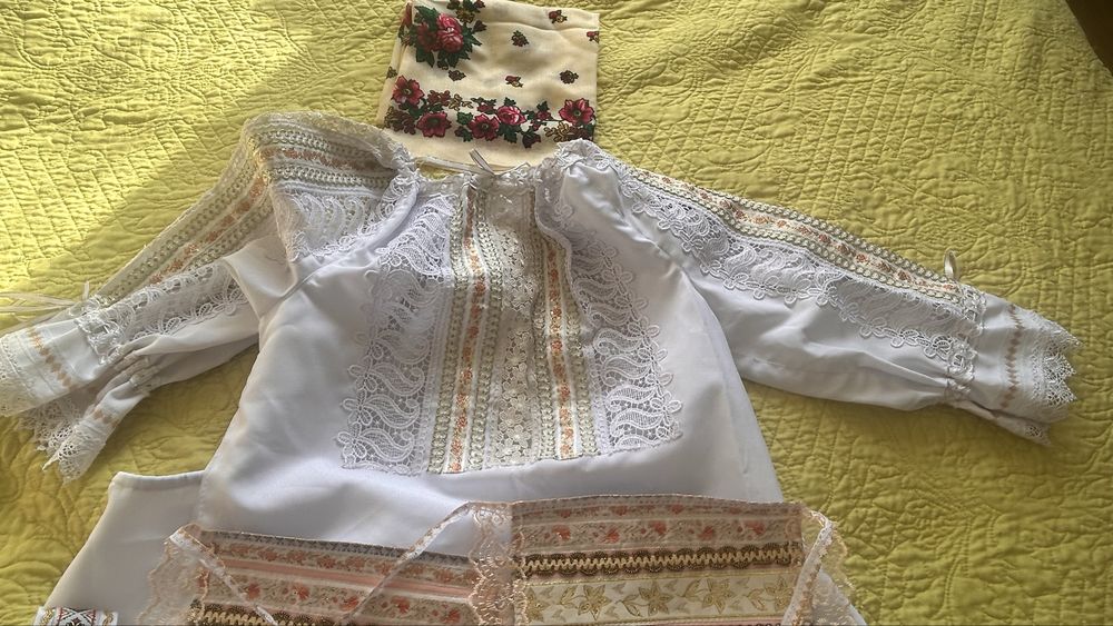 Costum popular fete (5-6ani) cusut la mașină