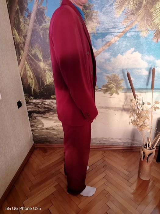Продавам мъжки костюм