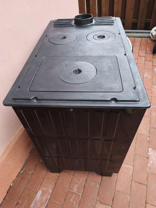 Sobă de gătit 7kw, plită fontă,lemne,3 ochiuri, cuptor mare,focar mare,stare foarte bună, puțin utilizată