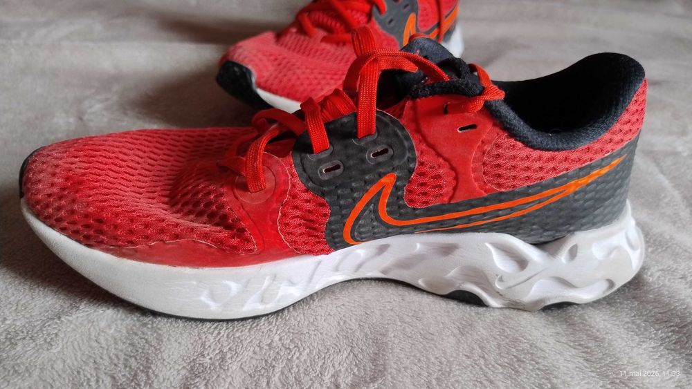 Adidași Nike renew
