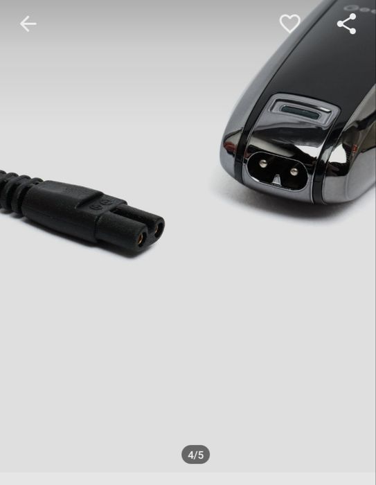 Mashinadagi yalangoch yigitning surati