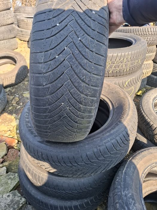 Vand 1 sau 2 sau 4 anvelope 215 65 15 de iarna