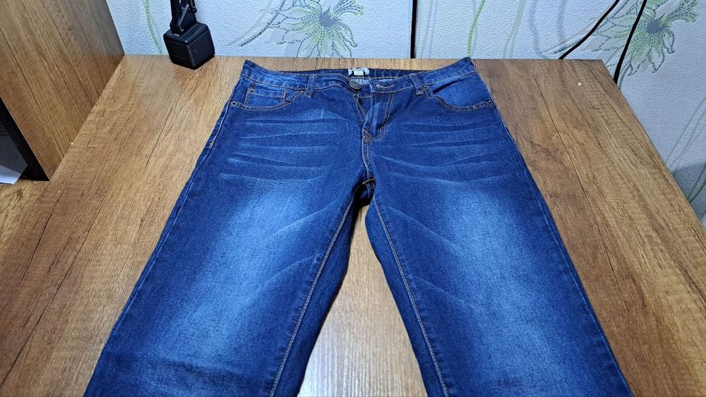 тёмно-синие джинсы