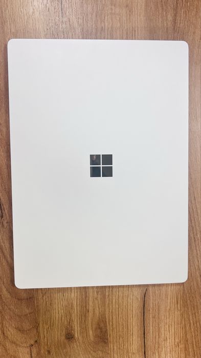 Продается / Sotiladi Microsoft Surface Laptop 2 8th generation.