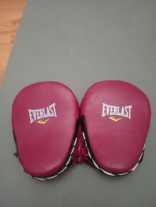 Продам боксерские перчатки кожаные и лапки