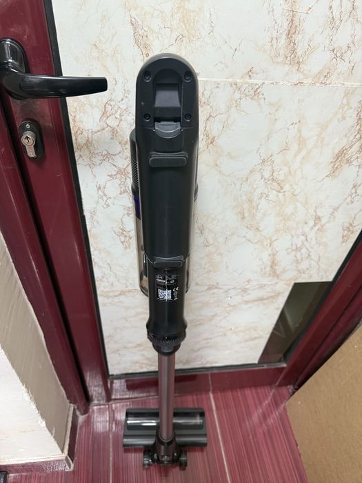 Вертикална прахосмукачка Hoover HF1