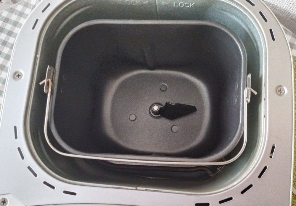 Продам хлебопечку Vitek-1990 W