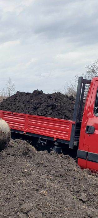 Vand pamant negru f bogat in nutrienti