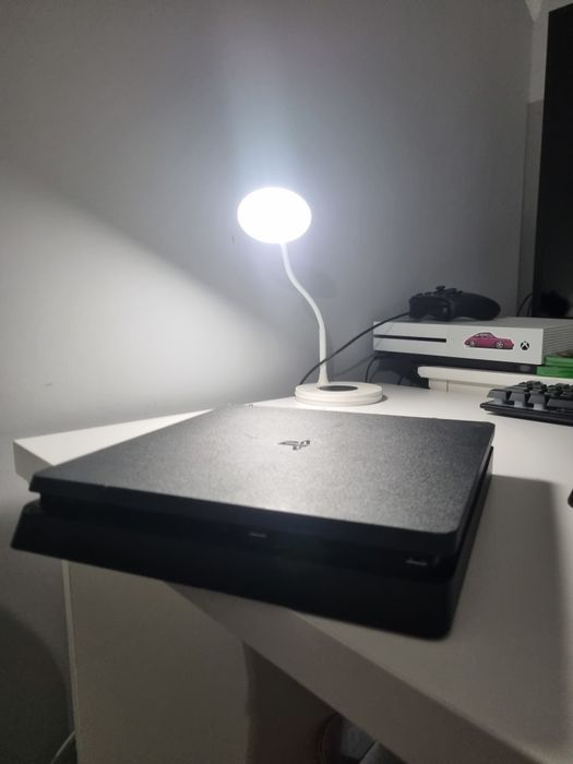 Ps 4 +2 manete + 3 jocuri