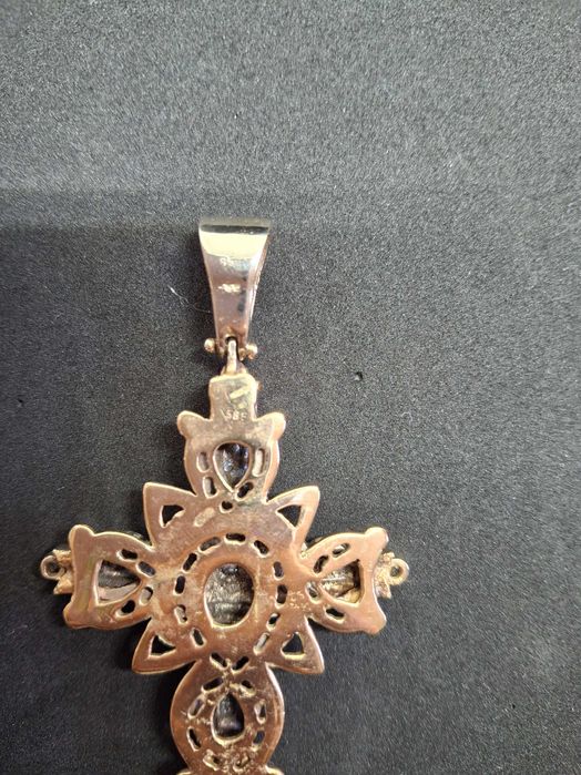 Единствен по рода си, уникален златен кръст с брилянти!