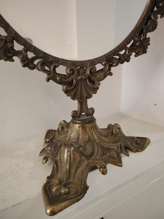 Eleganta oglinda de masa de dimensiuni mari din bronz masiv, in stilul francez Louis,piesa cu o lucrătură de o foarte mare finețe