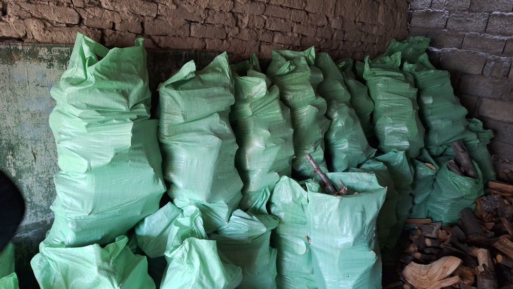 Утин сотилади олма  дарахтидан чиккан 50 кг копга солинган